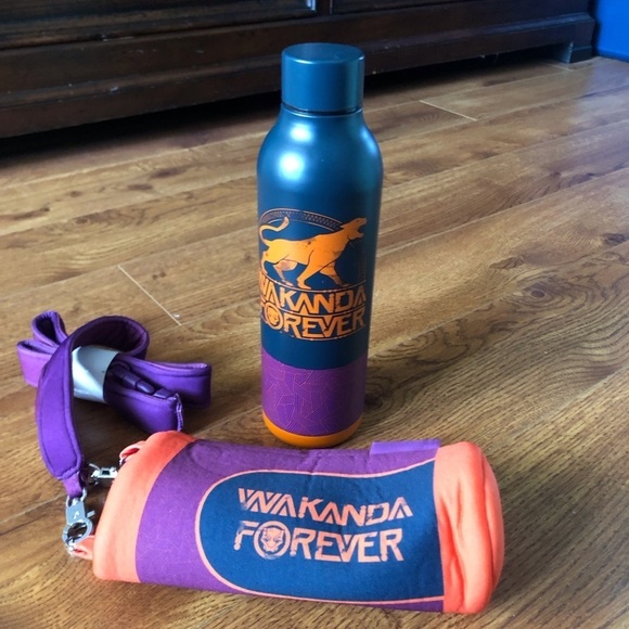 Marvel Black Panther “Wakanda Forever” steel water bottle with crossbody holder - Picture 2 of 7